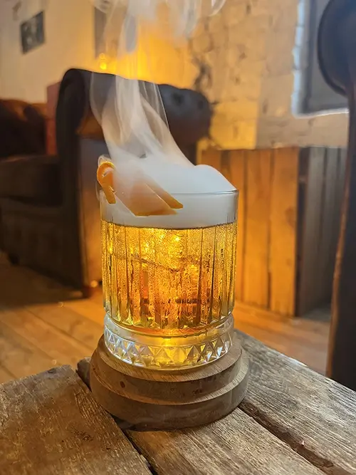 Cocktail jaune et fumant