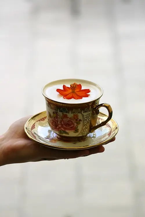 Cocktail servit dans une tasse à thé