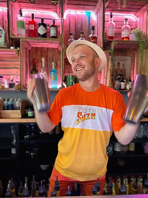 Barman qui secoue les shakers au 54 Cocktails Bar
