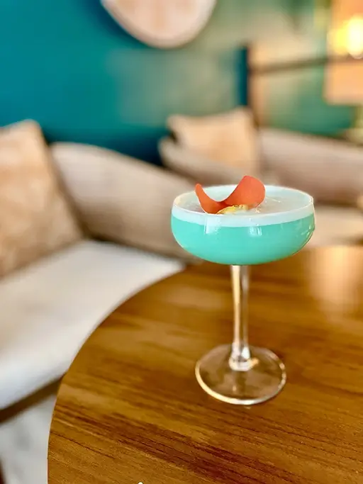 Cocktail bleu avec une décoration rouge