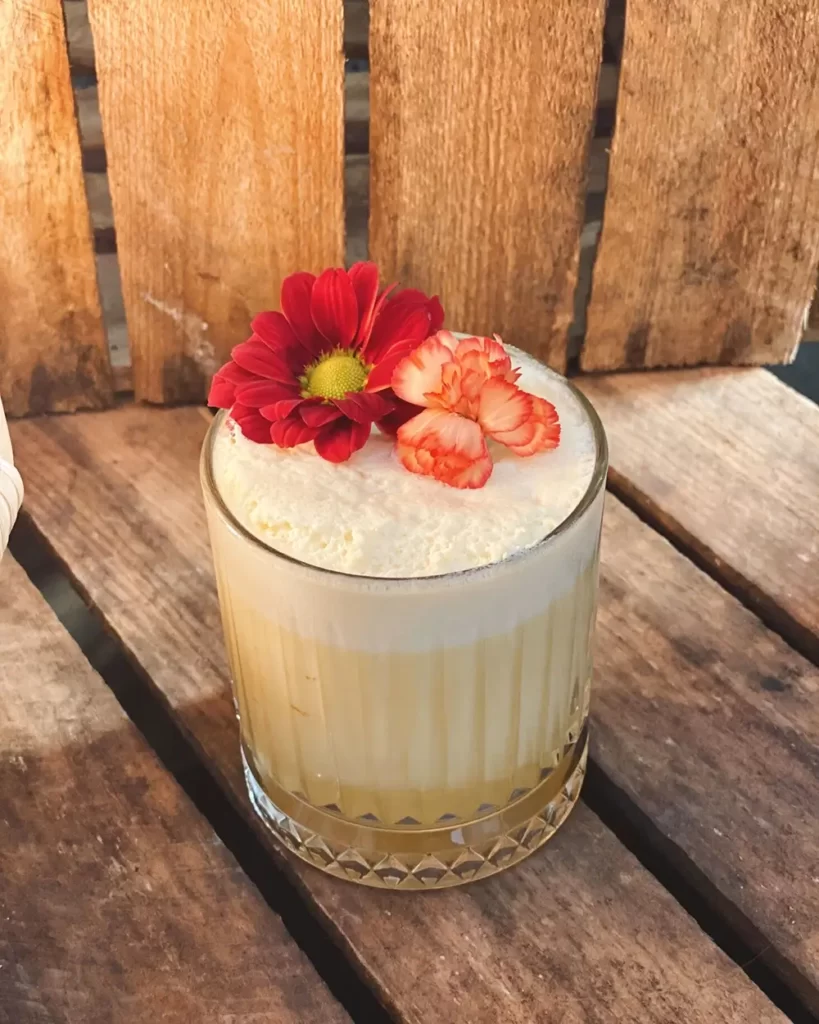 Cocktail blanc avec un œillet
