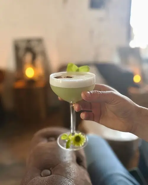 Cocktail vert avec des fleurs