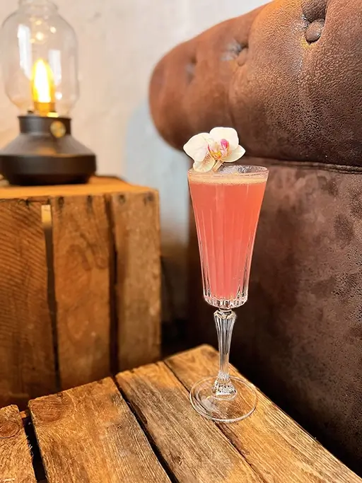 Cocktail rouge avec une fleur d'orchidée