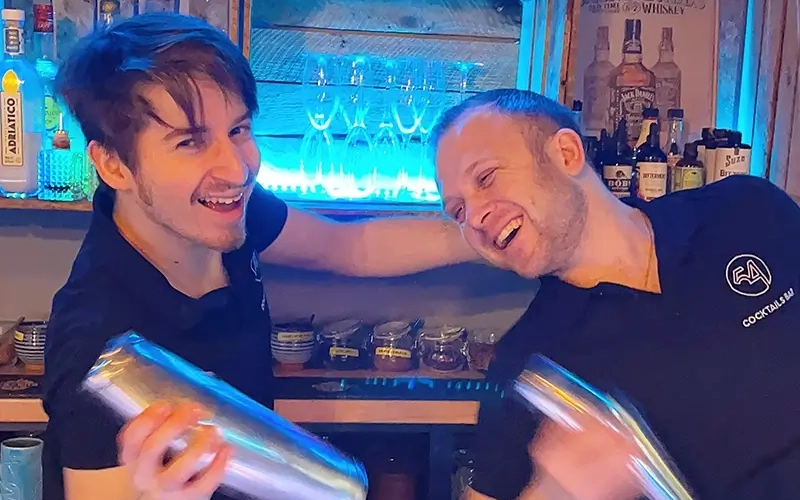 2 barmen en train de préparer des cocktails avec les shakers